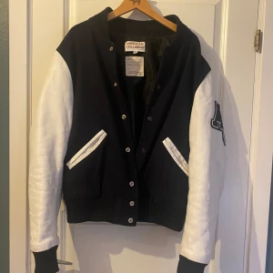 College jacka - Jättefin college jacka från american college, bra skick pris kan diskuteras 