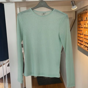 Genomskinlig tröja - Långärmad halvt genomskinlig tröja. Säljer för att den inte passar. 