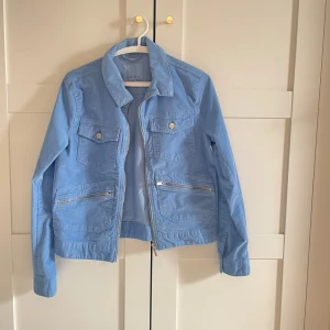 Blå manchesterjacka - Manchesterjacka i strl 38, liten i storleken. Använd fåtal gånger, fint skick. Dragkedjefickor. Säljer pga att jag inte använder den längre. 