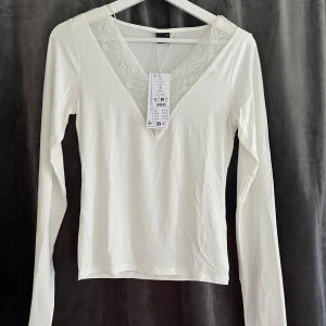 Vit spets stopp  - Vit Gina topp med spets! Lik Intimissimi toppen!  Storlek S men lapparna kvar!! Så helt ny💞