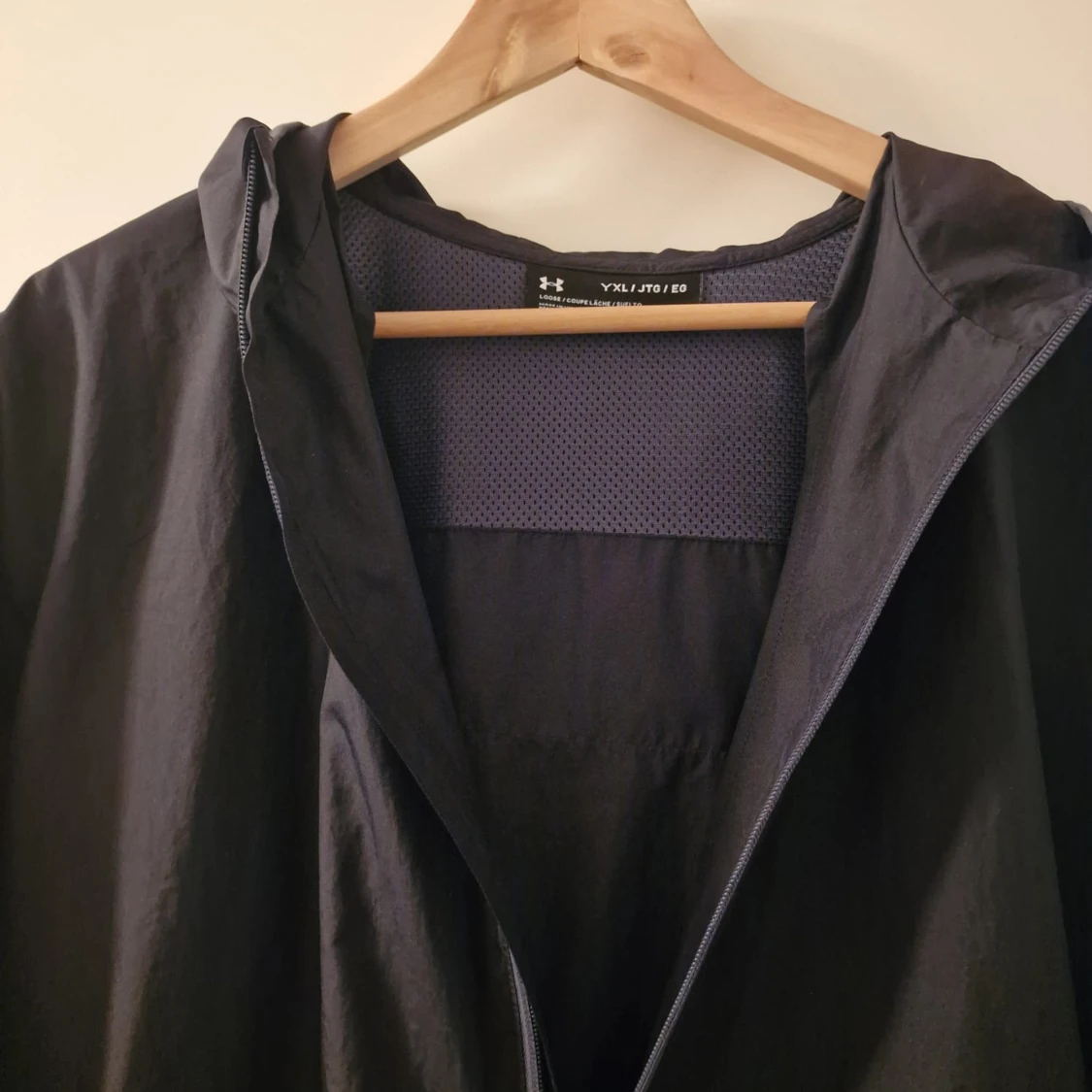 Under armour windbreaker - 90