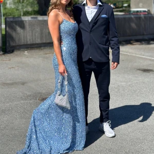 Balklänning - Säljer nu min fina klänning från Dressroom linné, använd i ca 6 timmar. Perfekt till bal eller bröllop✨ Köpt för 5000kr Stl 36/S Man gå ner i pris vid snabb affär🤍