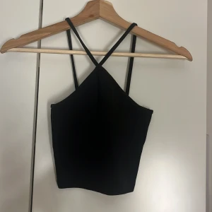 Topp - Gammal topp från Zara, kort modell och oanvänd!