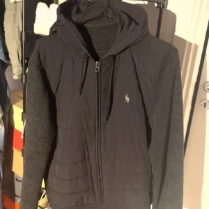 Ralph lauren cardigan - Tja, säljer denna feta Ralph lauren cardigan i nyskick  Storlek S 