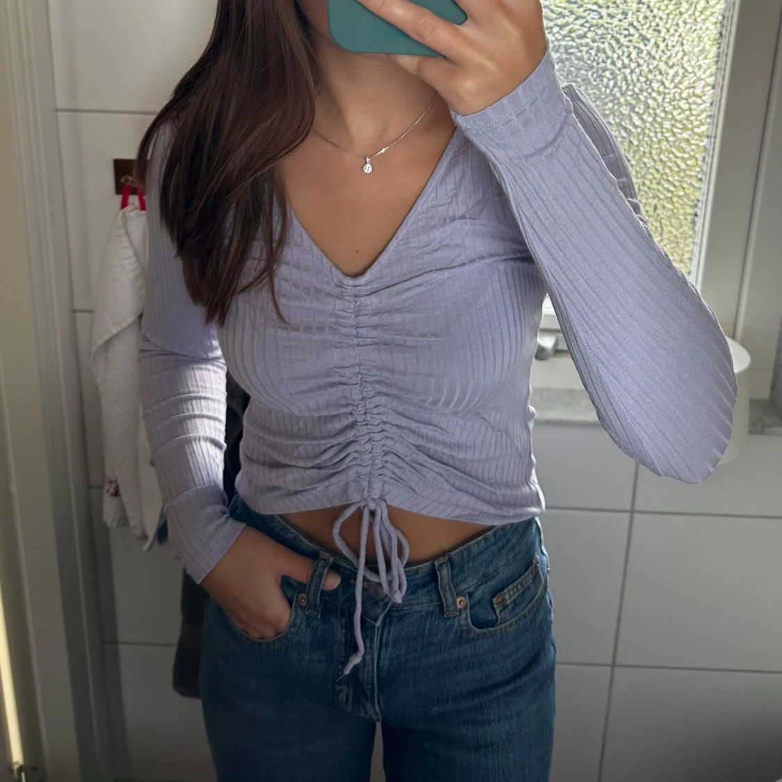 Ljuslila ribbad tröja med snörning