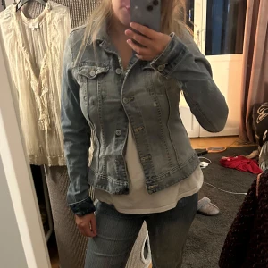 Jeansjacka/skjorta - Skitcool jeansjacka/skjorta från Lindex men köpt second hand, står strl 40 men skulle snarare säga att den är en strl 36. 
