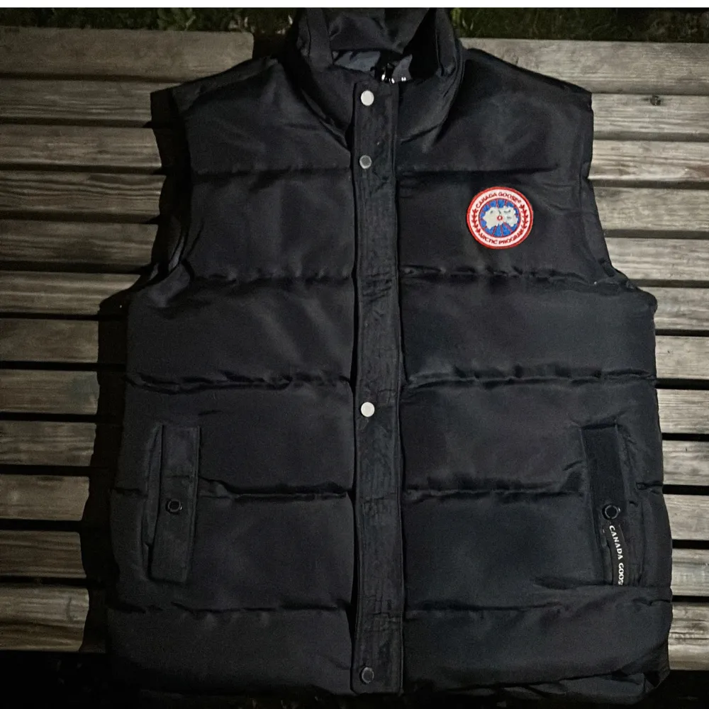 En riktig fet canada goose väst, skick 9/10. Givetvis autentisk, det är en gammal modell och säljer den för 2799. Det är storlek M men passar också S, endast västen medföljer. Priset kan diskuteras.. Jackor.