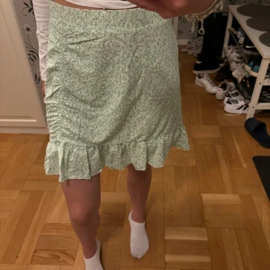 Blommig kjol - Endast använd en gång