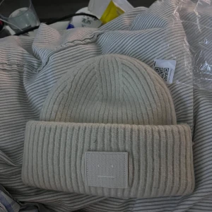 Acne studios mössa beige  - Säljer pågrund av att jag köpte helt fel storlek, den är helt ny har inte använt det nåt💞