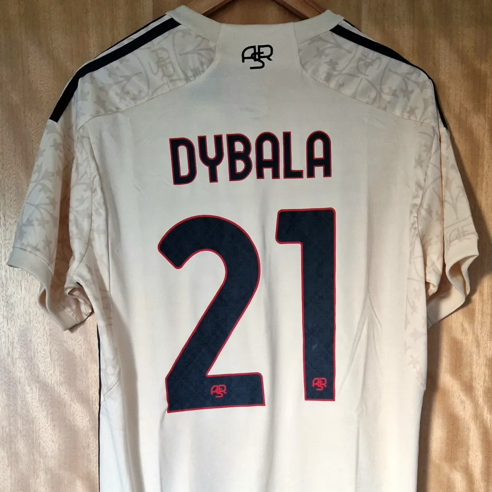 Paulo Dybala Roma repIika fotvollströja 23-24. Helt ny med tag.   Storlek: Medium. Sportswear.