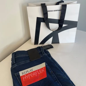Replay Anbass Hyperflex - Sjukt feta Replay jeans av modellen Anbass Hyperflex. Sprillans nya med lappar aldrig använda skick 10/10 som ny. 😃 Storlek 31/32. Nypris 1700 kr mitt pris 1099 . Hör av er vid minsta intresse mått och bild hur dom sitter på finns går att lösas med 😃