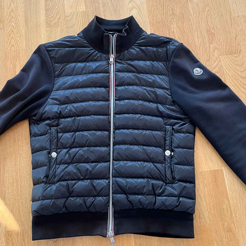 En moncler maglia cardigan som är köpt för några år sedan och som är i hyfsat bra skick, perfekt nu för hösten. Det finns solblekning på ryggen och några hål vid armarna på änden men som knappast syns, skriv för mer information med mera😄. Jackor.