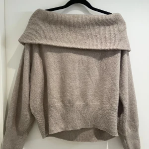 Stickad off shoulder - Säljer denna stickade off shoulder tröjan Väldigt varm och bekväm Storlek S men passar storlekarna omkring dvs XS och eventuellt M Aldrig använd endast testad