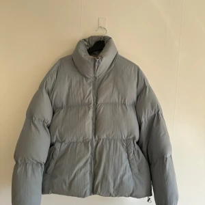 Cold Laundry Puffer Jacka - Jackan har fläckar och skavanker Oversized färgen baby blue