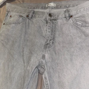 Säljer dessa low straight petite jeans - Jeans från Gina. Jeans i äkta denim och passar längd 160cm. Används inte längre då jag tvättat få tal gånger så att jeansen då krymt i midjan och passar för stl M/L, men väldigt fint skick fortfarande!  Köpta för 500kr ca 1 år sedan, säljs för halva