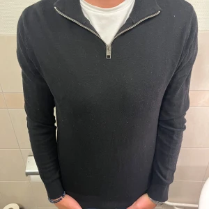 Svart tröja med dragkedja - Säljer en svart halvzip från Jack&Jones i storlek S. Mycket bra skick och inga defekter. Hör av er vid frågor.