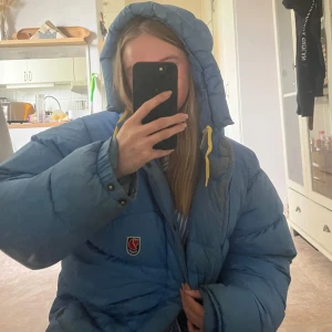 Blå fjällrävenjacka - Säljer min fjällräven jacka i storlek S. Den är väldigt smutsig och har ett litet hål men annars den i bra skick, den går såklart att kemtvättas för att få bort smutset💕