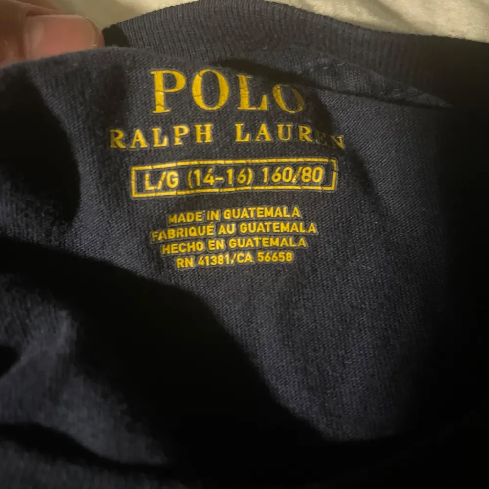 Tja säljer min ralph lauren långärmad skick 6/10. T-shirts.