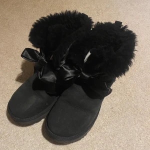 Uggs - Säljer mina svarta uggs med söta rosetter framtill. Använda fåtal gånger därav säljer jag dom. De är i fint skick och super sköna nu till hösten för extra värme😊  Kan tänka mig att sänka priset lite vid starkt intresse!