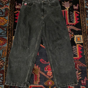 Polar big boys - Säljer ett par polar big boys i storlek small. De har en baggy passform och är perfekta för en avslappnad stil. Jeansen har en 2 hål och har tydliga tecken på användning. Perfekta för höst och vår! Vid fler frågor är det bara att höra av dig. 