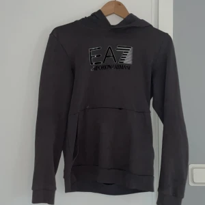Emporio Armani (EA7) hoodie  - Grå Emporio Armani hoodie, 9/10 skick, 165-170cm. Nypris 1000kr