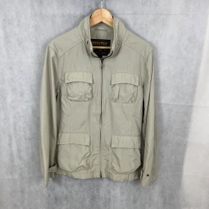 Woolrich field jacka - Riktig soft woolrich cardigan i storlek L. Passar däremot S. Ungefär nyskick. Modell är 185 är för liten