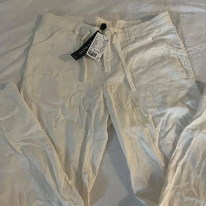 Beige linnebyxor - Ett par ”linen blend” byxor med låg midja och lös passform. Storlek M, aldrig använda nypris 199kr och alla lappar sitter kvar❤️