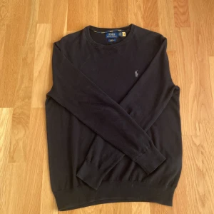 Ralph lauren tröja - Stickad Ralph lauren tröja som är storlek S men passar mer som XS. Bra skick men använd en del, inga defekter. Skriv för frågor