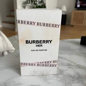 Burberry parfym ,använd men 90% kvar skulle jag säga ,nypris 1985kr 100ml Köparen står för frakten 