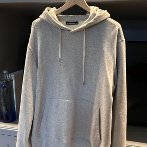 J.lindberg hoodie - Tja! Säljer denna j.lindberg hoodien som är grå och i storlek M! Hoodien är endast testad och aldrig använd riktigt nypris 1499kr! Vid fler frågor eller intresse kontakta mig🙌🏼