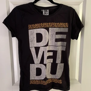 De vet du  - Säljer en De vet du t-shirt signerad av de vet du.