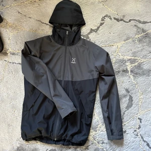 Haglöfs jacka  - Säljer denna jackan eftersom den är för stor. Knappt använt den ungefär 7-8 gånger. De finns inga fel på den, den är som en helt ny jacka. Storlek M Skriv vid intressen! Pris går att diskutera 