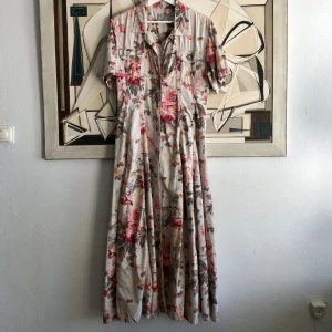 Klänning Sand blommig - En superfin klänning i vackraste bomulls tyg. Från märket Sand. Perfekt skick!  Knappar hela vägen fram. Strl 40