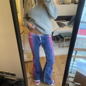 Coola jeans - Säljer dessa såå coola jeansen från Clinkjeanslondon. Det är exakt samma modell o märke som första bilden men ”omvända” färger!  Säljer endast vid bra bud då jag köpte dem dyrt på depop❤️ Obs de första 2 bilderna är lånade. Midjemått: 35 cm, innerben: 85❤️