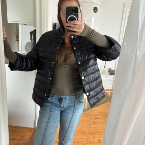 Trekvartslång jacka  - Säljer super fina jacka som passar perfekt nu till hösten. Köpte den i Italien i våras❤️