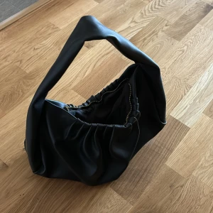 Väska - Supersnygg väska som är perfekt storlek! 