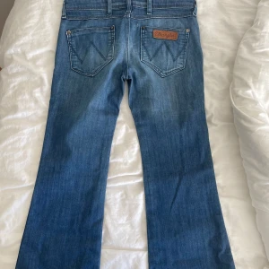 WRANGLER Low waisted bootcut jeans  - Såå fina och sköna lågmidjade bootcut jeans!! 