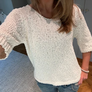 Virkad topp - Säljer denna virkade/stickade tröjan som är helt oanvänd med lappar kvar💕storlek M men passar mig som är xs