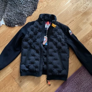 Parajumper cardigan - Helt oandvänd med tagg kvar så klart äkta köpte den i augusti men den var för liten perfekt höst jacka funkar på vintern också