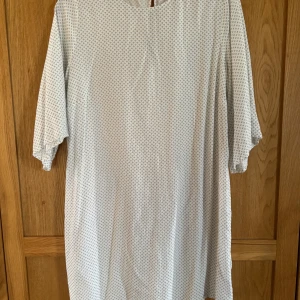 Tunn kort klänning  - Bomull Kort trekvartsärm Vit med små prickar 
