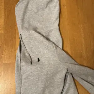 Jag säljer den för jag använder den knappt har mycket hoodies så jag använder inte den 