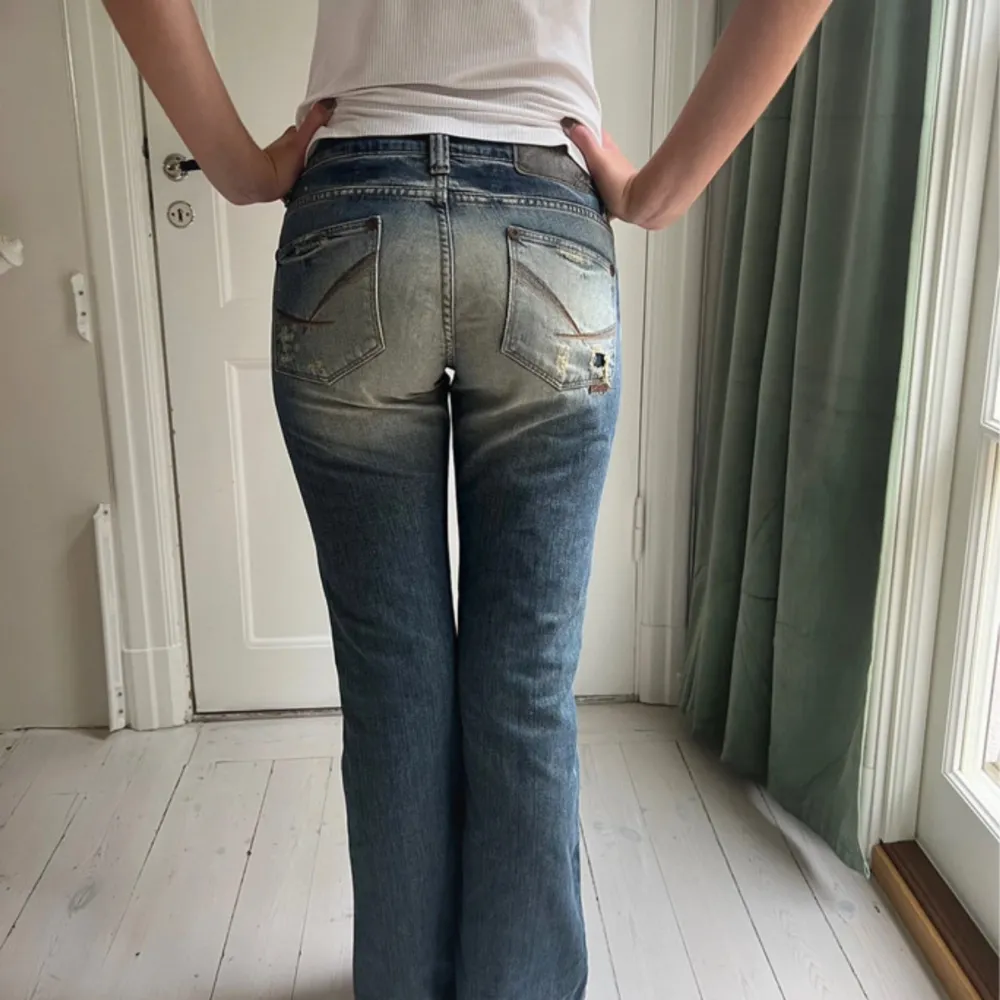 Low waist Bootcut jeans köpta vintage innerbenslängd 80cm midjemått 40cm strl S/M, snygga slitningar annars inga defekter . Jeans & Byxor.