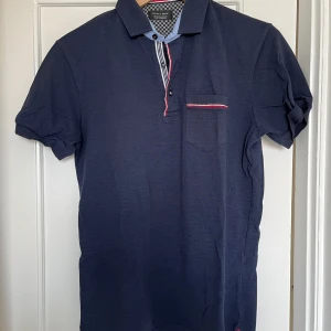 Zara pike t-shirt- small - Säljer en snygg pike t-shirt i mörkblått! Hojta till om ni vill ha fler bilder! Först till kvarn 