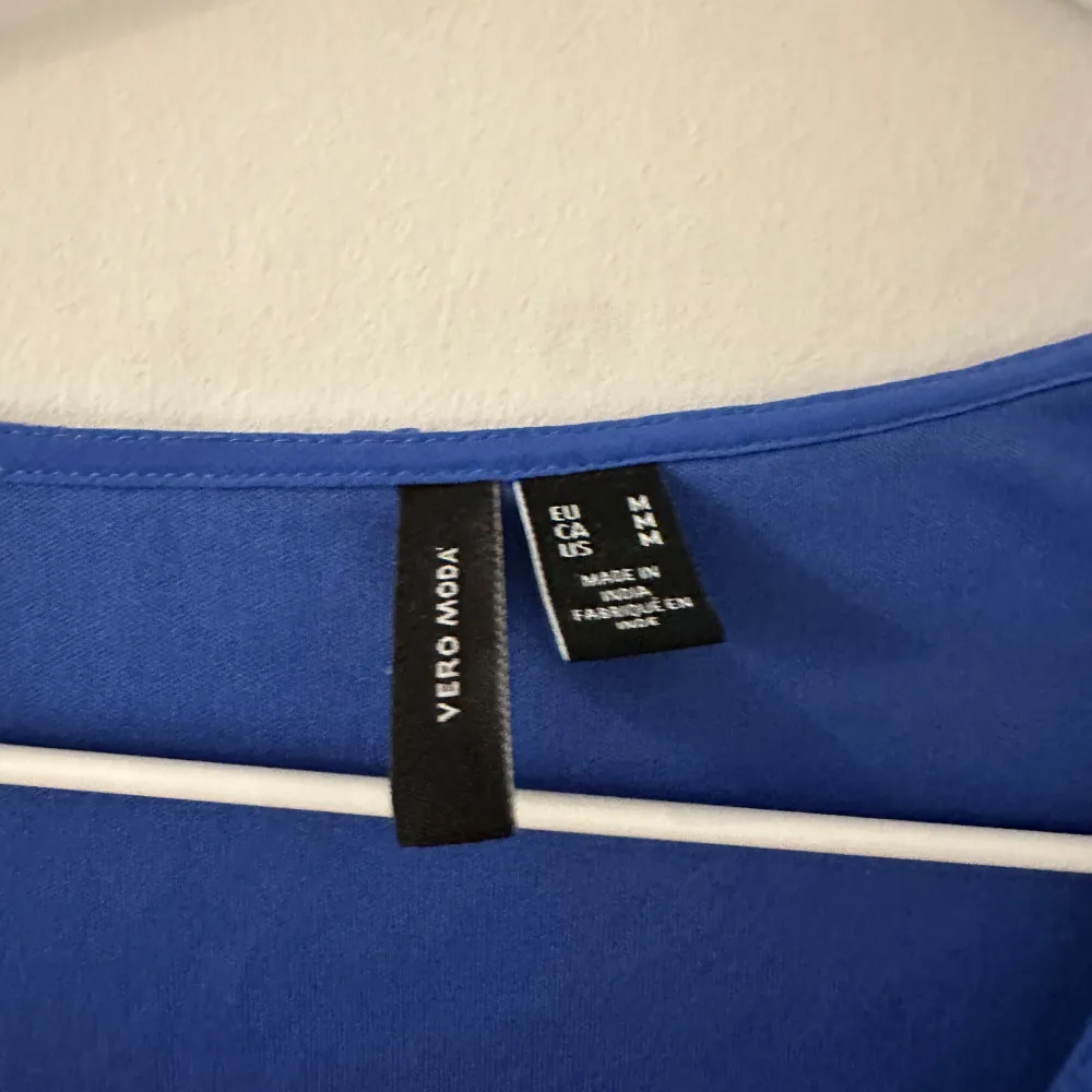 En super snygg blus från veromoda💗 Den är i storlek M och är ändats använd 1 gång. Det finns inga defekter på blusen💗. Puserot.