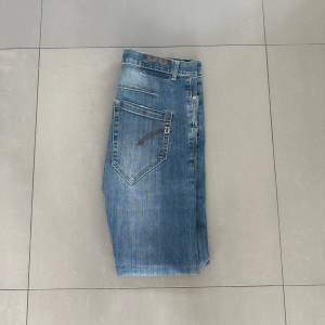 ett par snygga dondup jeans, helt nya, strlk 32, modell slimfit, med lite sköna slitningar, modellen är 177cm , väger 55!hör av er vid intresse 