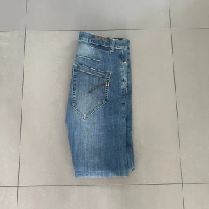 dondup jeans ( slitningar ) - ett par snygga dondup jeans, helt nya, strlk 32, modell slimfit, med lite sköna slitningar, modellen är 177cm , väger 55!hör av er vid intresse 