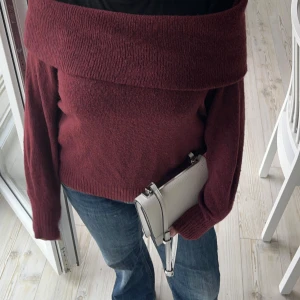 Vinröd offshoulder tröja - Säljer en superfin vinröd offshoulder tröja som är perfekt för höst och vinter. Den är stickad och har långa ärmar, vilket gör den både snygg och mysig. Tröjan är i bra skick, säljer pga att jag måste rensa💞🤗