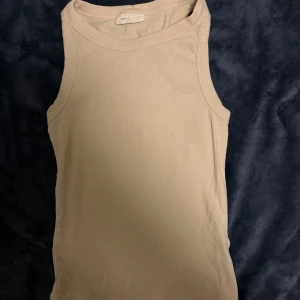 Långt beige Linne - Långt beige linne från Gina Tricot. Har inte använt den i två år, har inga hål eller så (ganska oanvänd) Storlek: XS INGA TECKEN AV ANVÄNDNING!!
