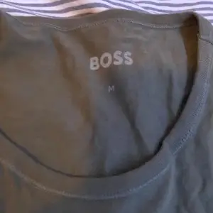 Hugo boss tröja som jag ej använder lite smutsig på bilden men kan tvättas pris kan diskuteras vid snabbaffär 