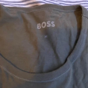 Hugo Boss tröja - Hugo boss tröja som jag ej använder lite smutsig på bilden men kan tvättas pris kan diskuteras vid snabbaffär 